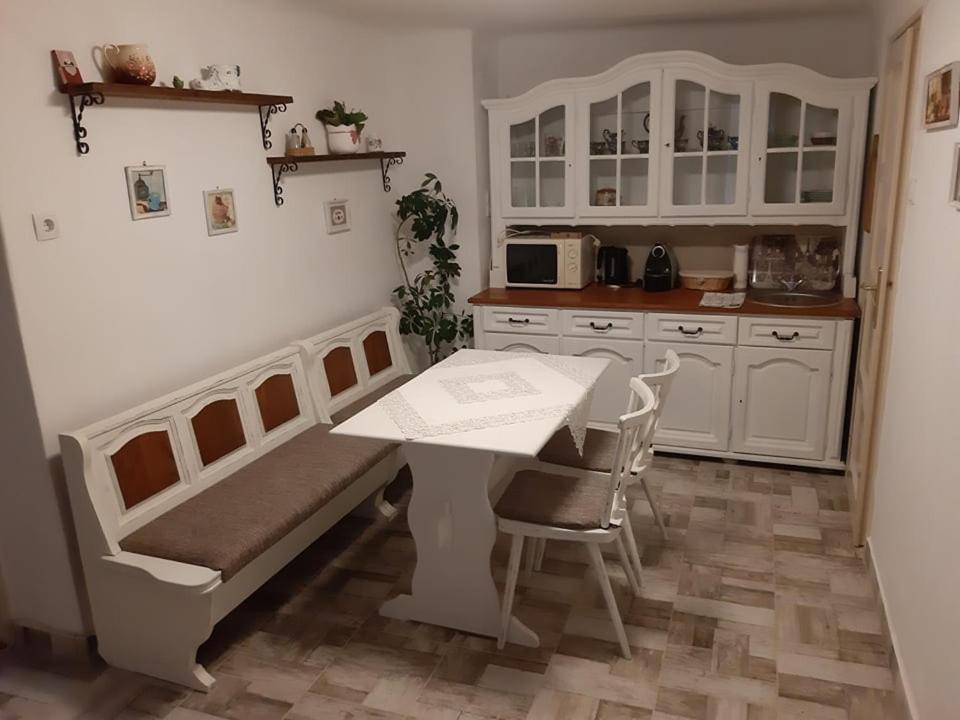 Edina Vintage Vendeghaz Apartment Mosonmagyarovar Luaran gambar